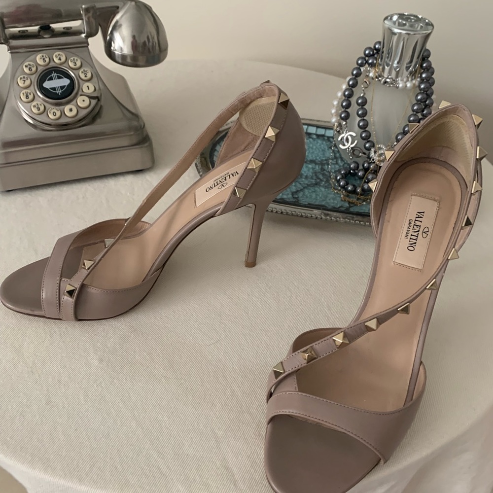 Tan Valentino heels with studs